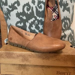 Born Sebra leather flat in Biscotto size 9.5